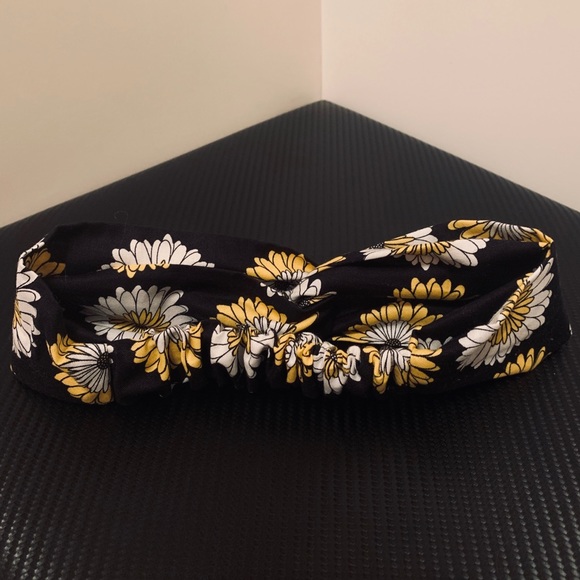 Daisy Turban Style Head Band - Picture 8 of 8